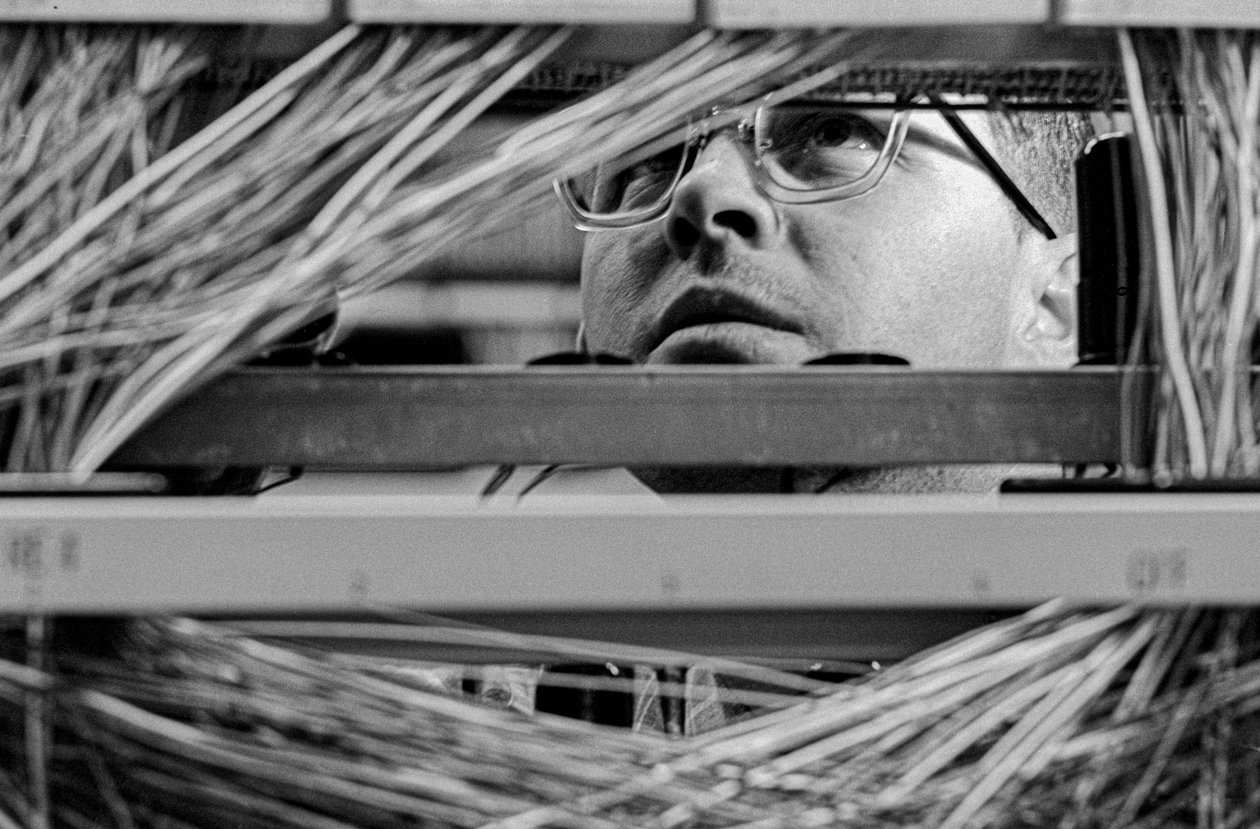 Telefonkészülékek karbantartása a PacTel aka Pacific Telephone Bellinghamben, ... alkotó: Ted Spiegel
