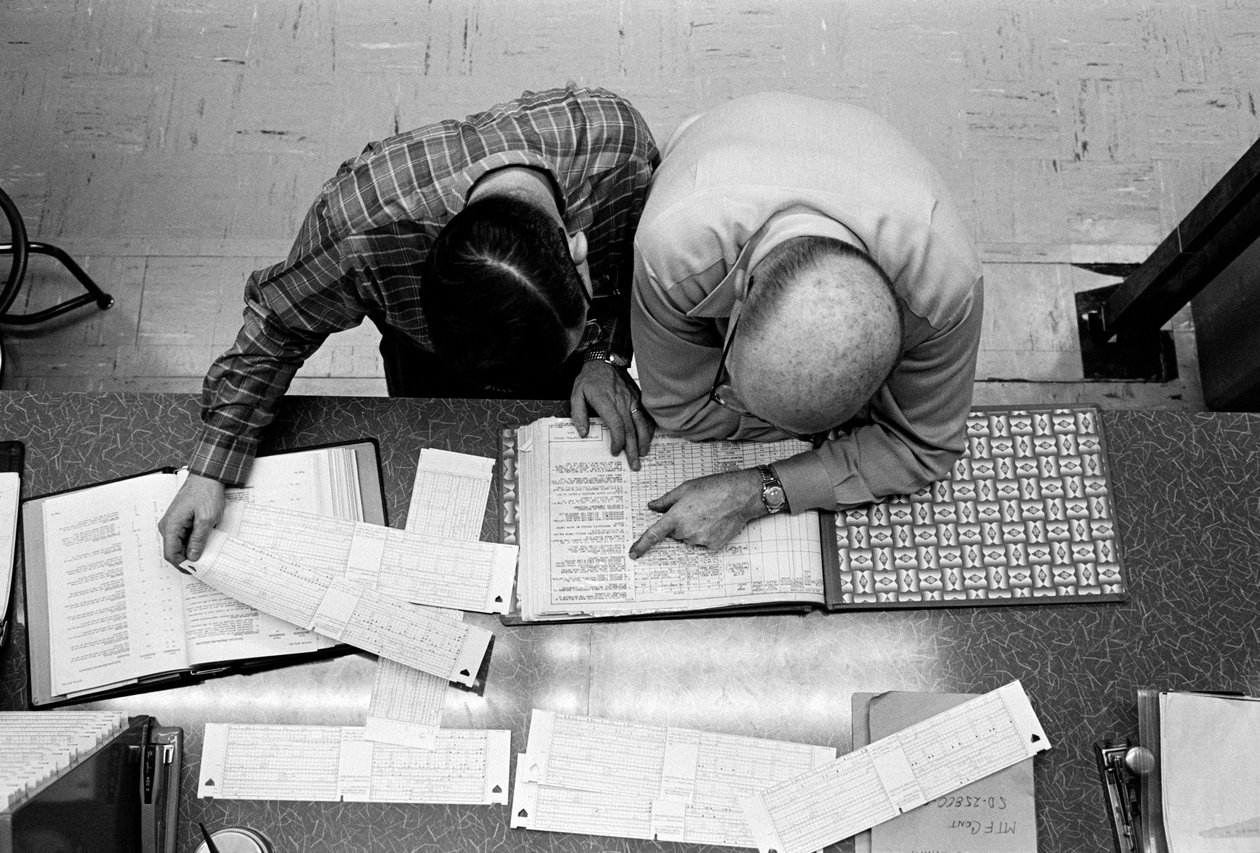 Telefonkészülékek karbantartása a PacTel aka Pacific Telephone Bellinghamben, ... alkotó: Ted Spiegel