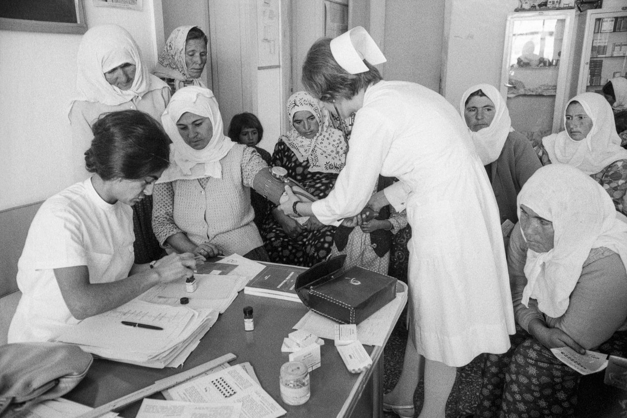 A klinikát felkereső török nőket az egészségügyi dolgozók értékelik. alkotó: Ted Spiegel