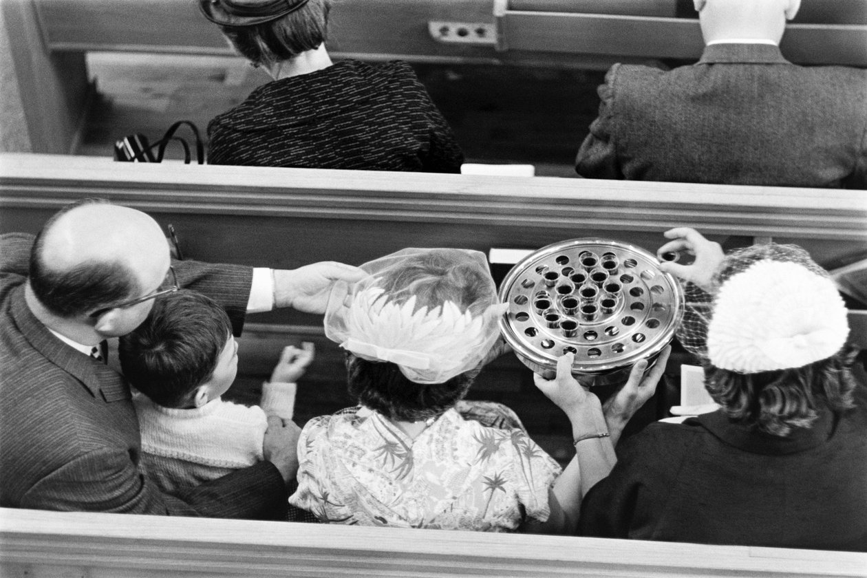 A bort osztják az úrvacsoraosztás során a First Congregational Chu... alkotó: Ted Spiegel