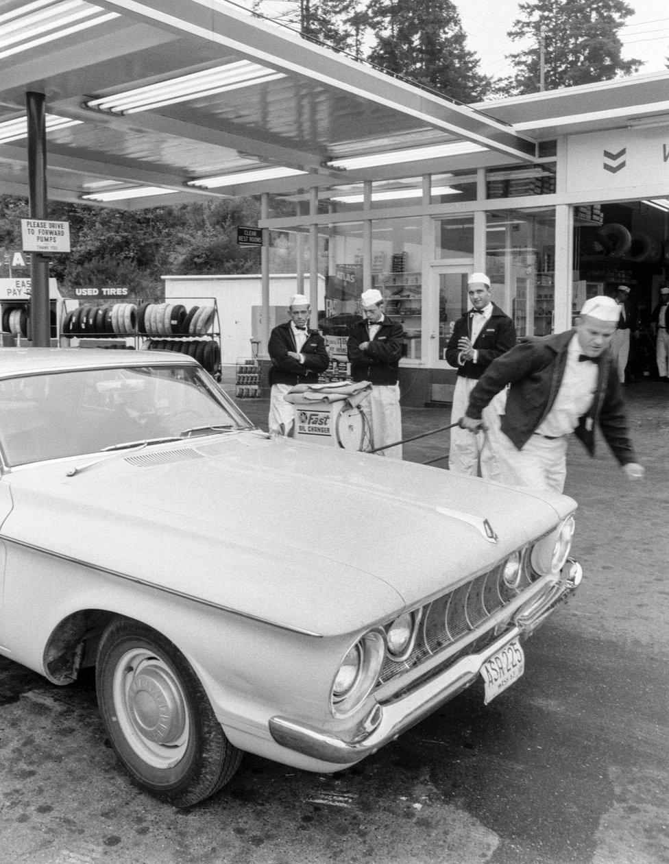 Fiatal férfiak benzinkutasoknak készülnek a Chevron állomáson alkotó: Ted Spiegel