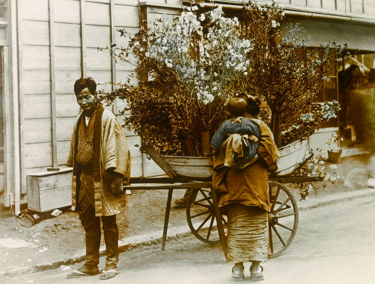 Vándorló virágárus Tokió utcáin, 1900 körül - 1915 (fénykép) alkotó: Teijiro Takagi