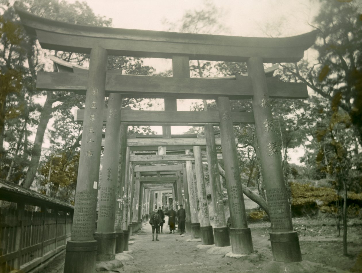Torii az inari kiotói szentélyben, 1900-1915 körül (fénykép) alkotó: Teijiro Takagi