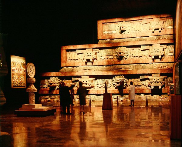 Quetzalcoatl templomának reprodukciója Teotihuacanról (festett kő) (lásd még: 207570 és 207569) alkotó: Teotihuacan