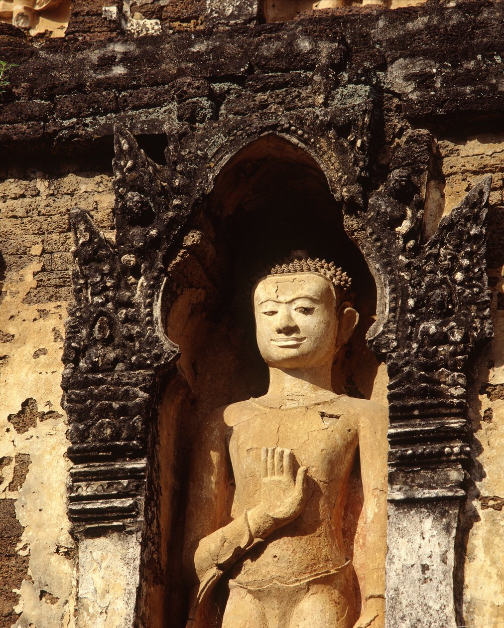 Buddha Chediben, Davaravati időszak (terrakotta) alkotó: Thai School