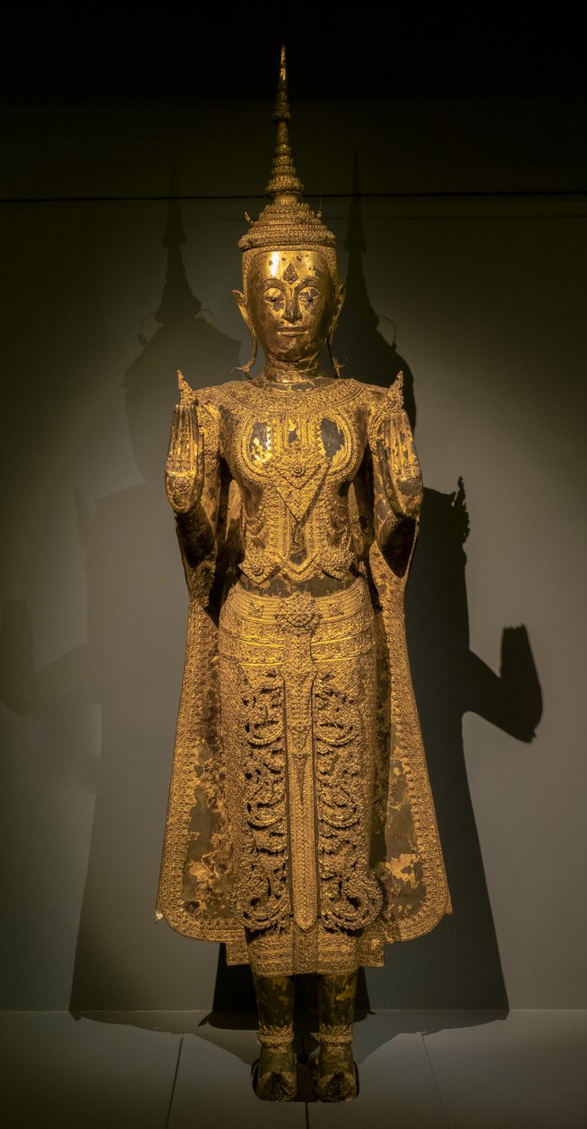 Buddha felvonulás, amely a félelem hiányának gesztusát teszi mindkét kezével alkotó: Thai School