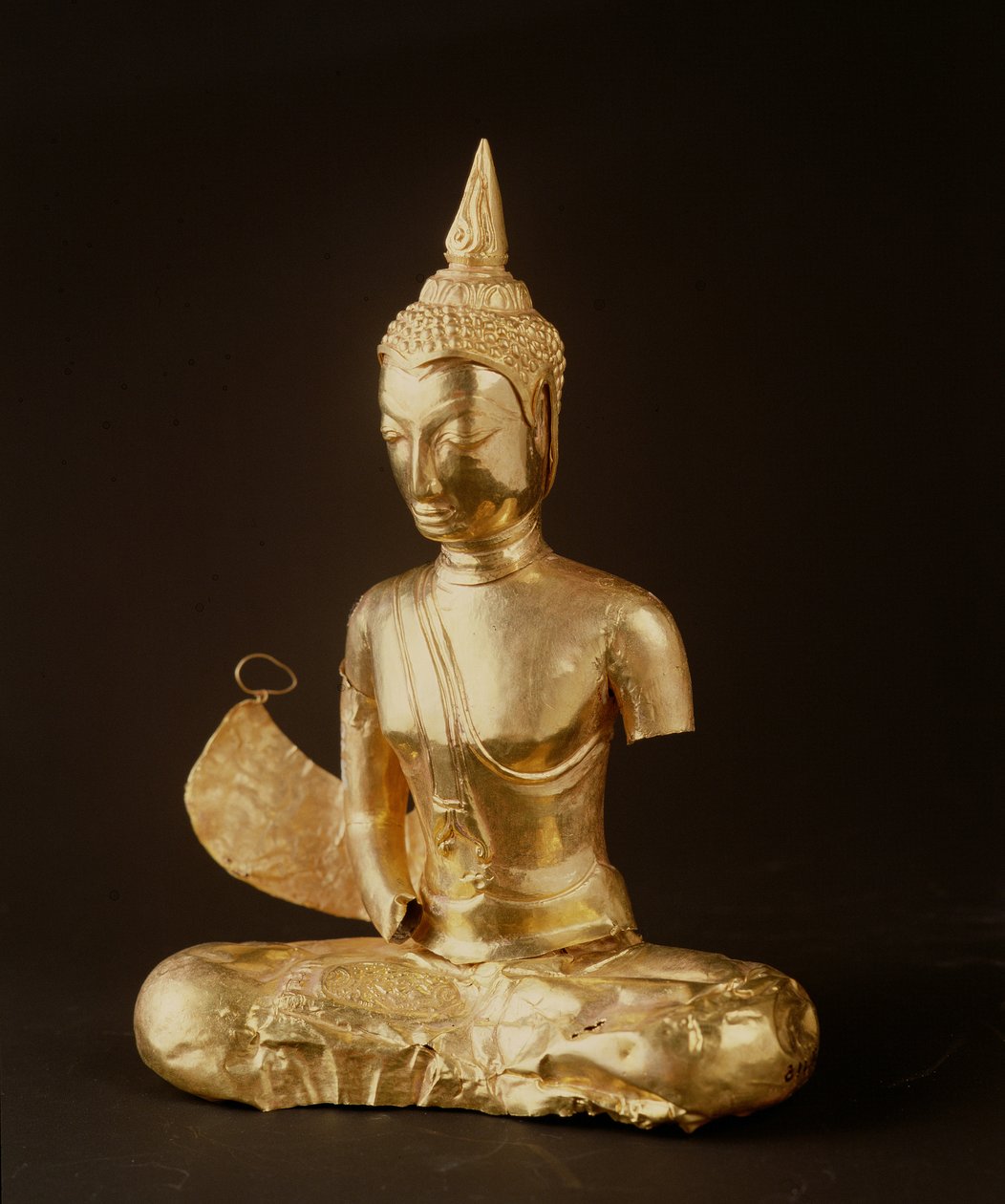 Buddha meditációban ül (a karok hiányoznak) (arany) alkotó: Thai School