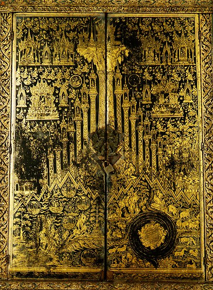 A három világgal díszített szekrény (arany és lakk) alkotó: Thai School