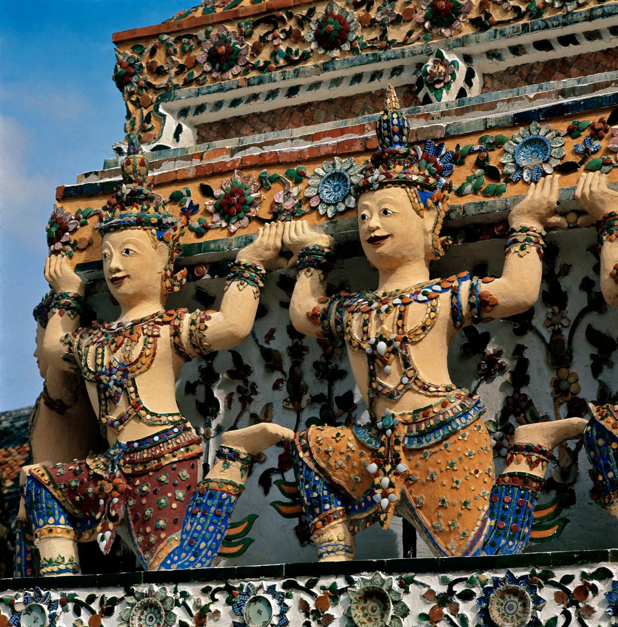 A Wat Arun templom kariatidái alkotó: Thai School