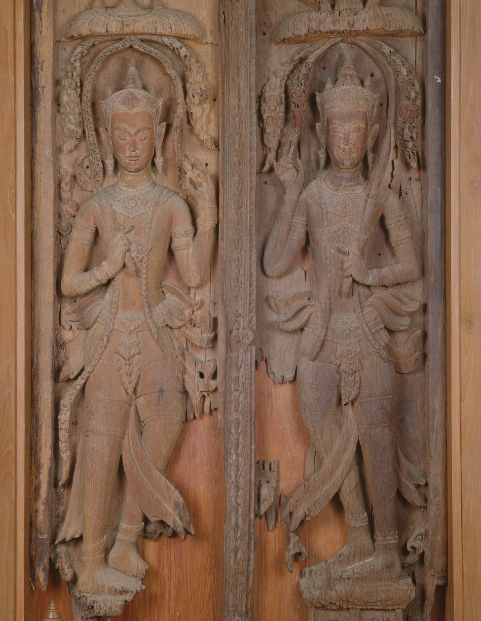 Kapupanel két Dévával (fa) alkotó: Thai School