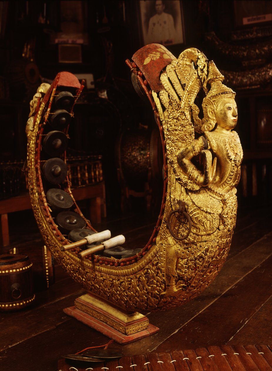 Gazdagon díszített Khong Mon (fa és fém) alkotó: Thai School