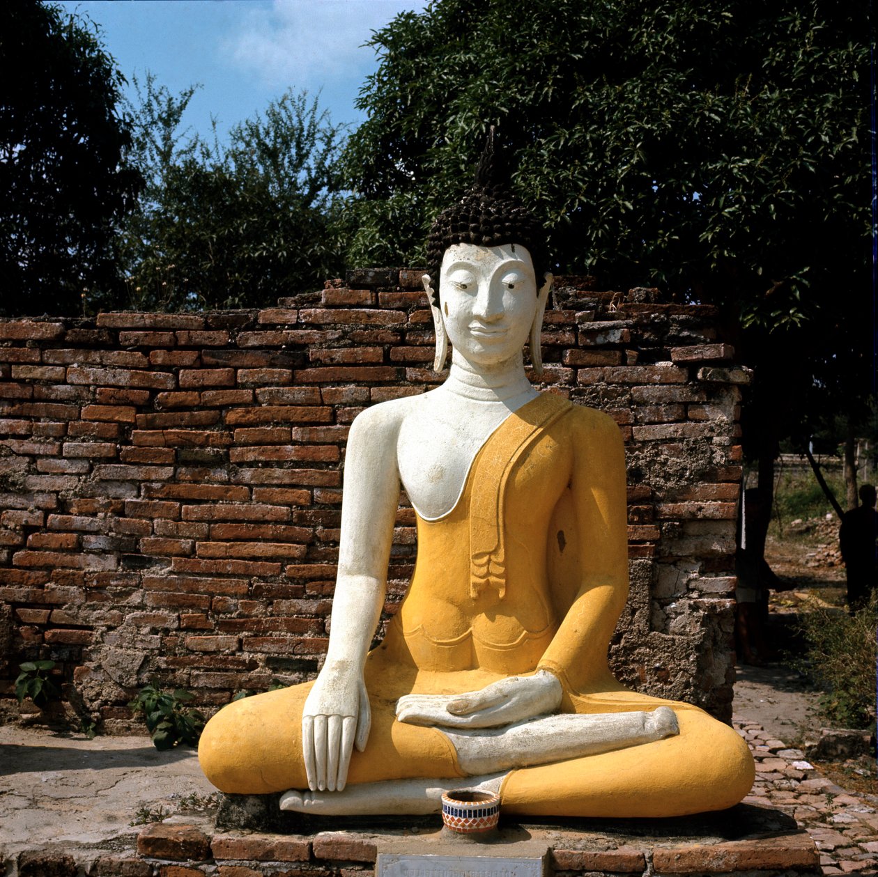 Buddha szobra a templomon kívül alkotó: Thai Thai