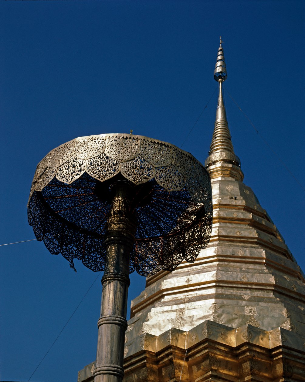 Részlet a buddhista templomról alkotó: Thai Thai