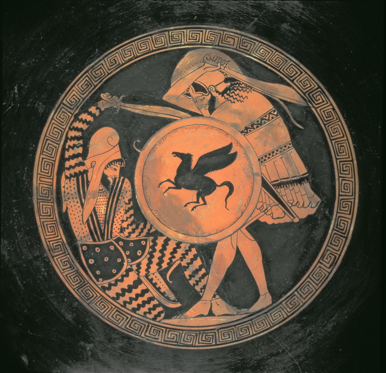 Kylix vörös figura, egy hoplita harci jelenetét illusztrálja, Pegazus-motívumú kerek pajzsot és szakállas, fekvő perzsát, padlás, görög, ie 460 (cserép) alkotó: The Triptolemos Painter The Triptolemos Painter