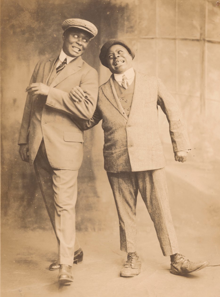 Fénykép két férfiról, akik egymás kezét összekötik, 1910-1920. alkotó: The Bell Studio