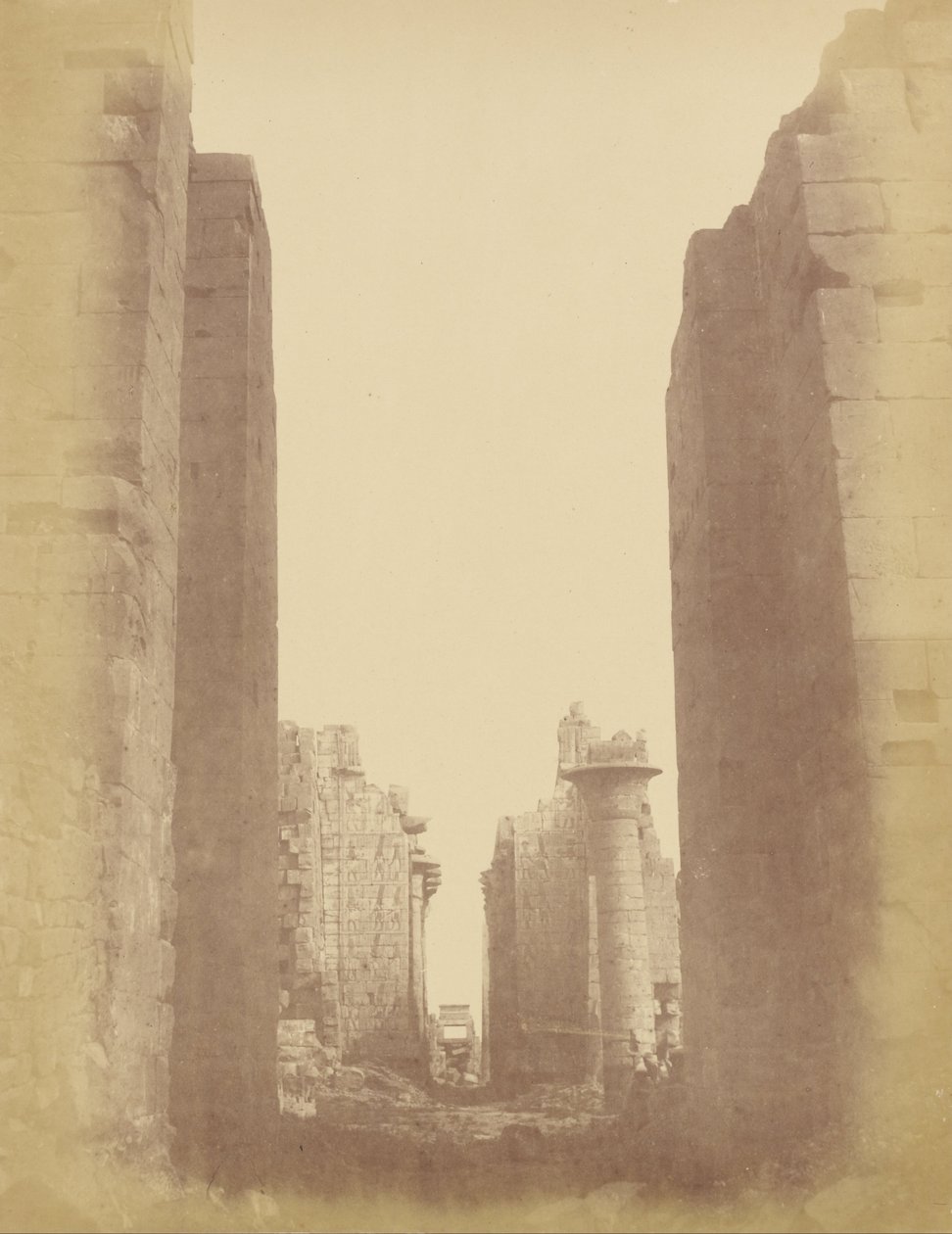 (Karnak, kilátás a Hypostyle szobán keresztül) alkotó: Théodule Devéria