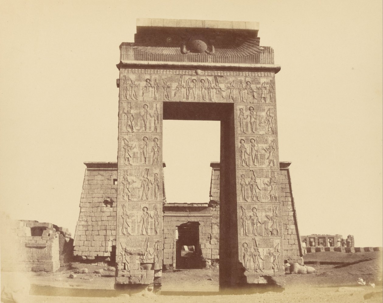 A karnaki Khonsu templom portálja alkotó: Théodule Devéria
