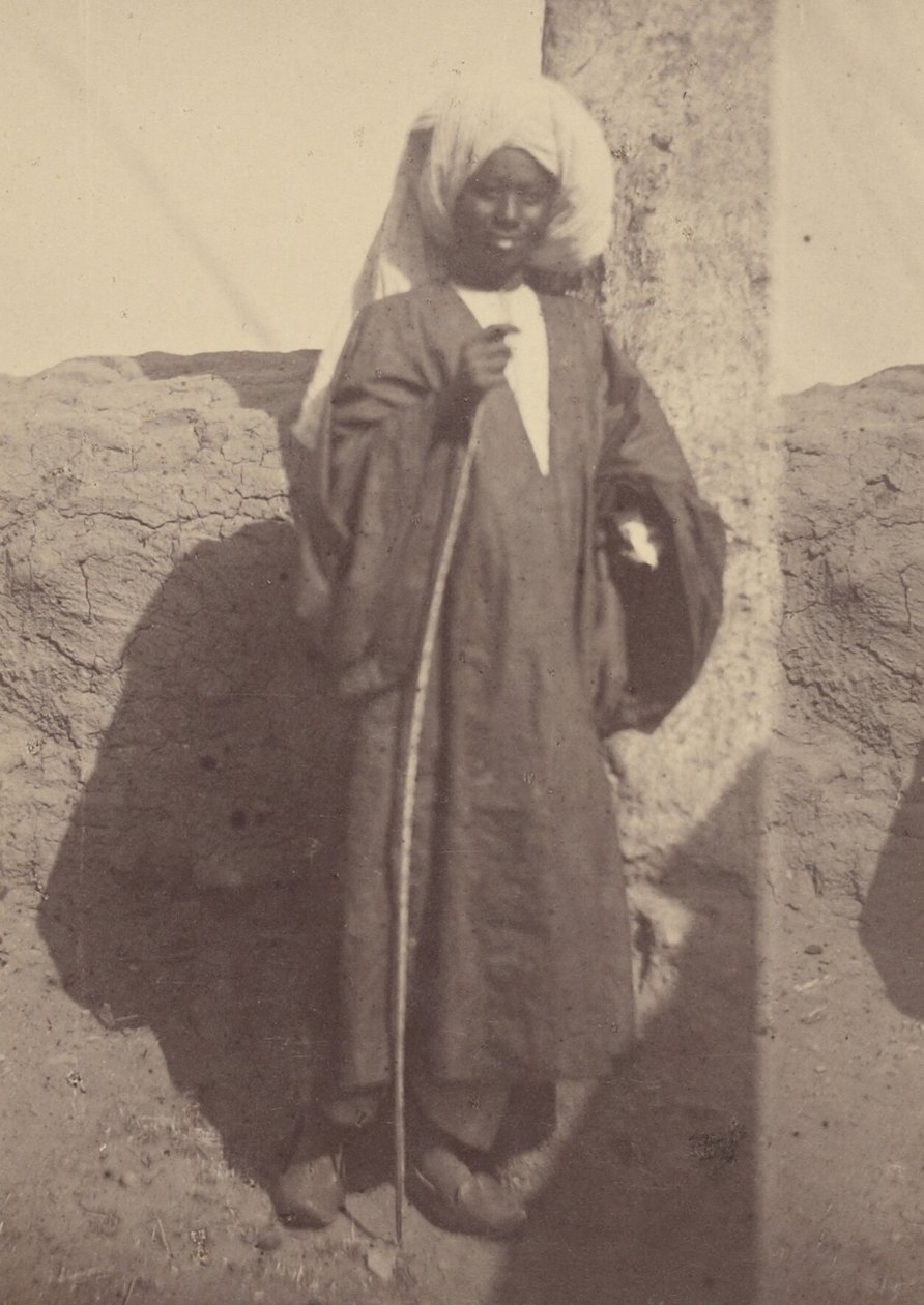 [Portré egy fiatal észak-afrikai férfiról, aki egy oszlop előtt áll] alkotó: Théodule Devéria