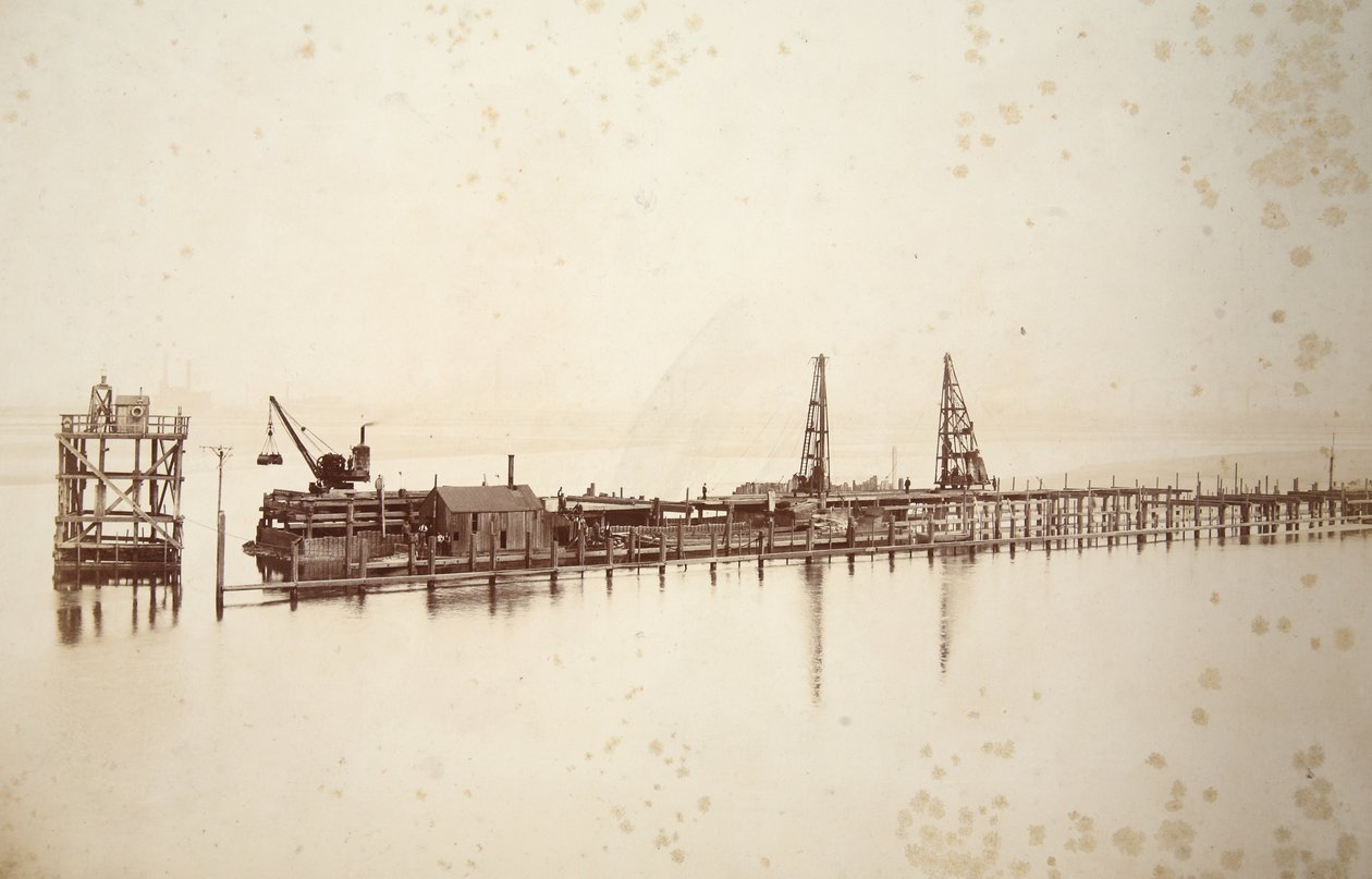 Cölöpverés, a Gantry elkészítése, a Mersey-n át Widnes-be nézés (szépia fotó) alkotó: Thomas Birtles