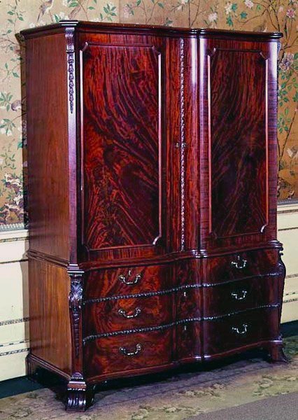 Faragott gardrób, 1766 (mahagóni) alkotó: Thomas Chippendale