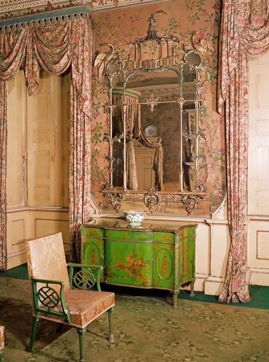 Komód és szék a Yorkshire-i Nostell Priory állami hálószobájában (zöld és arany lakk) alkotó: Thomas Chippendale