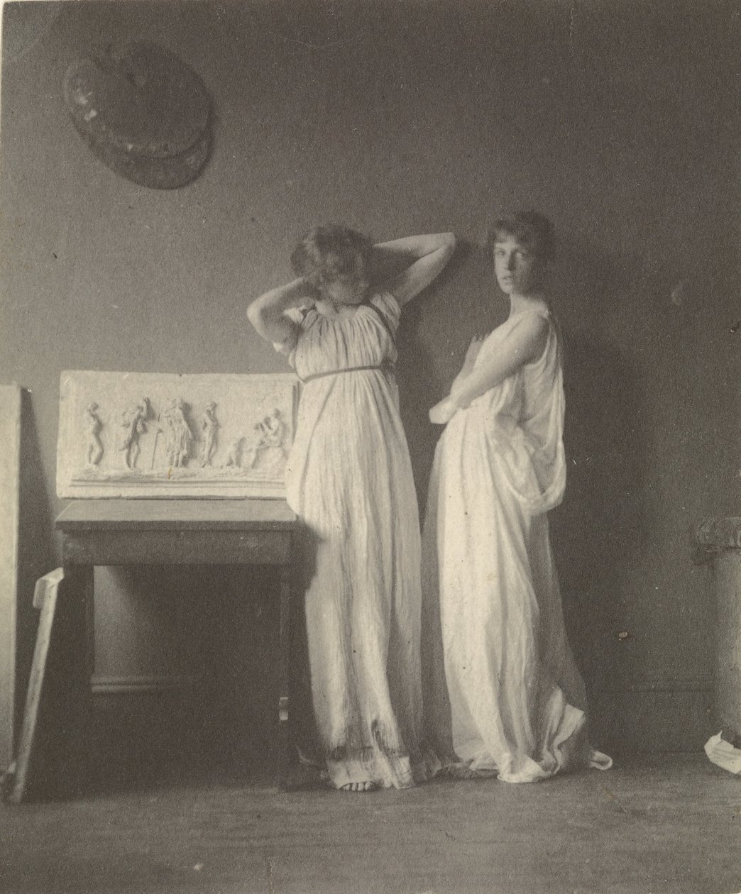 (Két női modell klasszikus jelmezben Eakins Sculpture Arcadia -val). alkotó: Thomas Eakins
