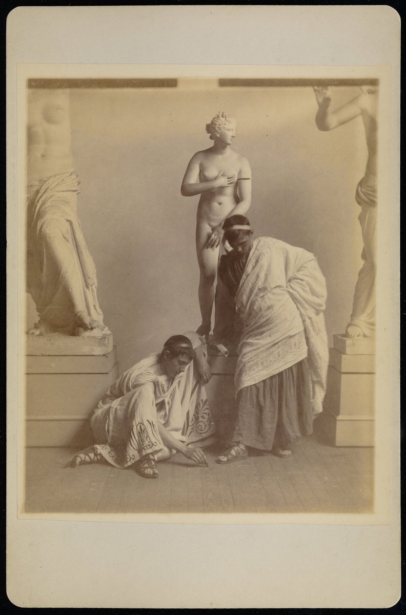 (Két férfi diák görög jelmezben Aphrodite gipszkötése előtt a toll öntőtermében ... alkotó: Thomas Eakins