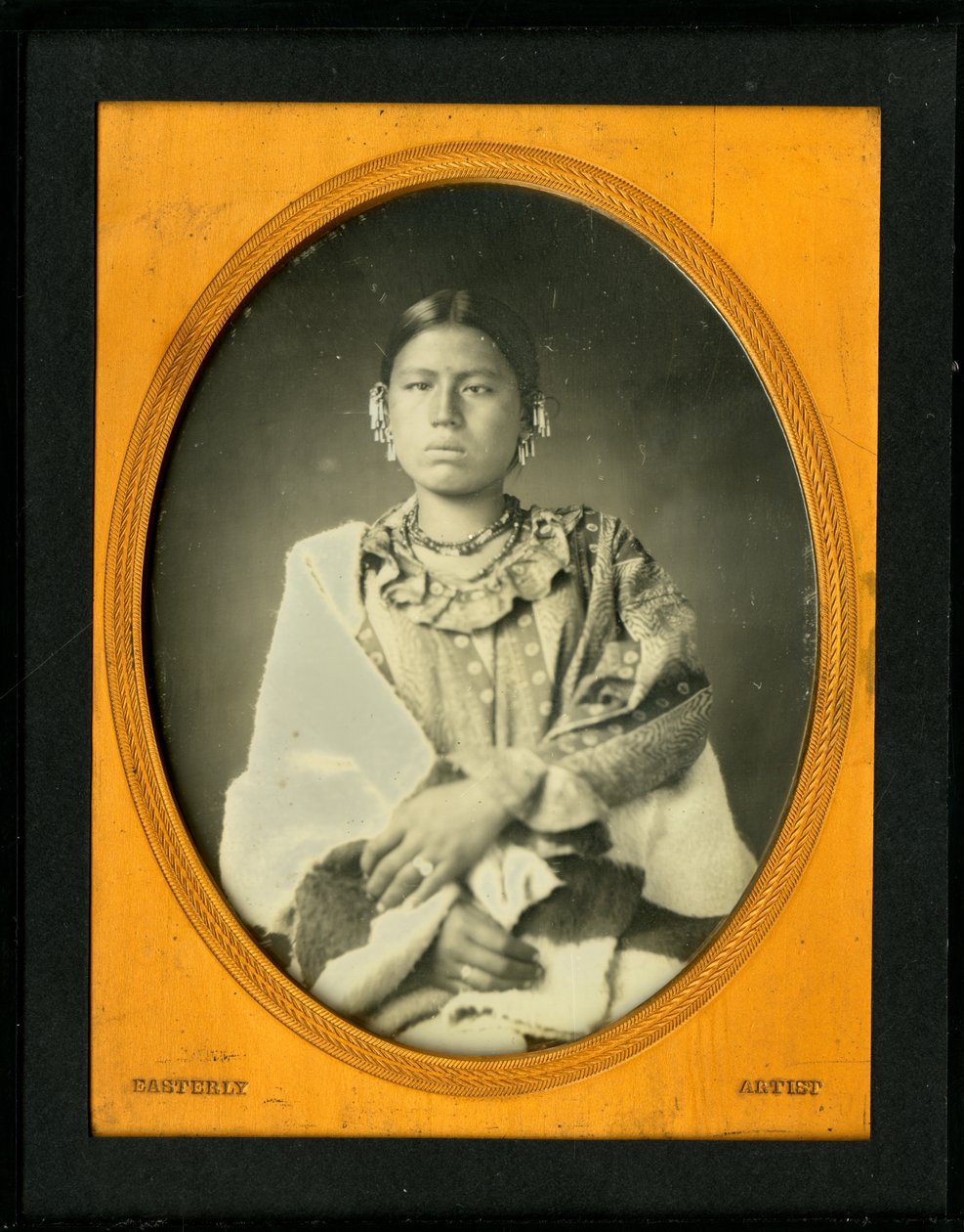 Mahee (kés) feleségének portréja, Iowa. (Kun-zan-ya). Mahee felesége vastag takarót visel és gyöngyös ékszereket. alkotó: Thomas M. Easterly