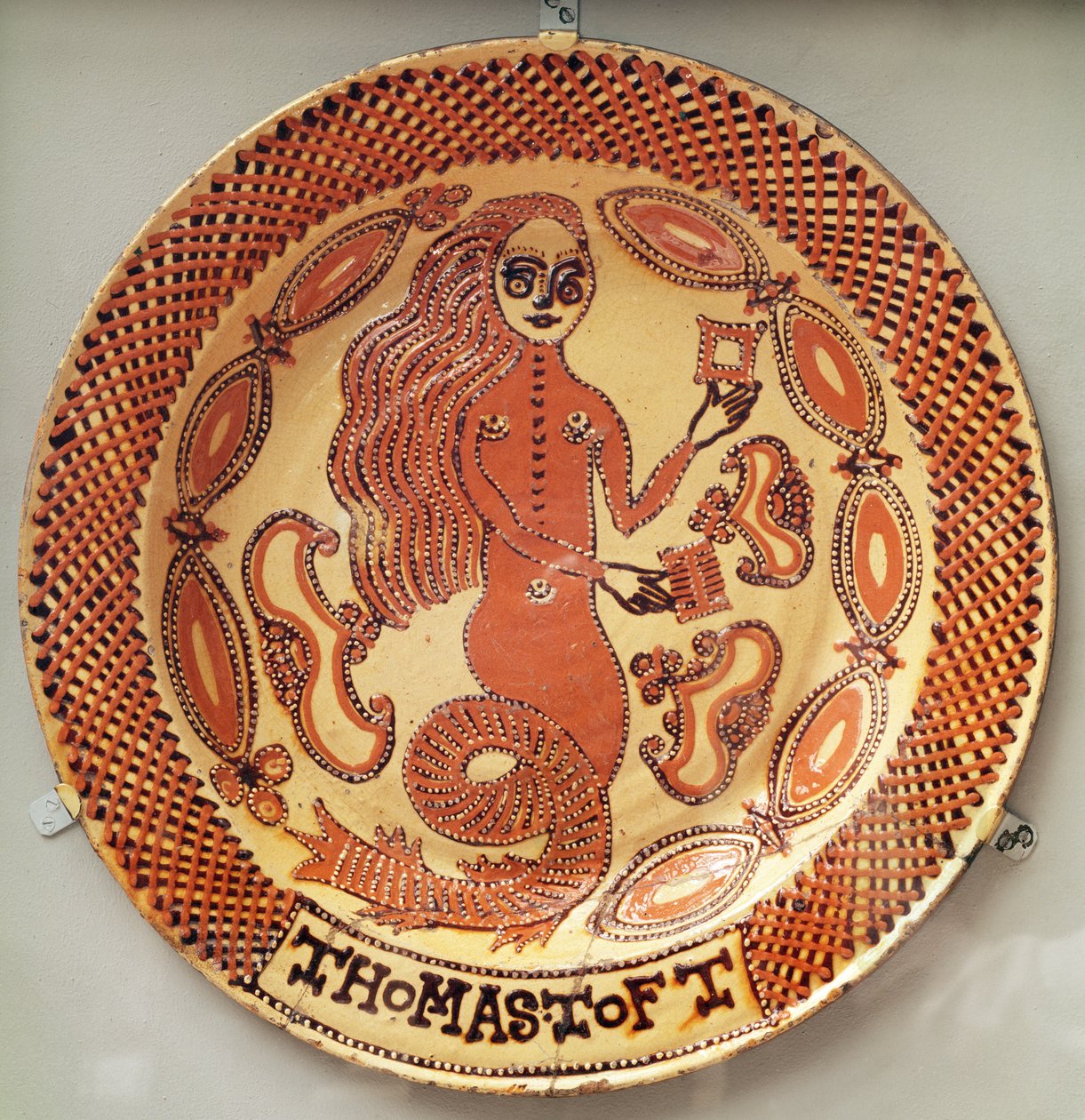 The Mermaid Dish, Staffordshire, 1670-89 körül (ólommázas cserépedény) alkotó: Thomas Toft
