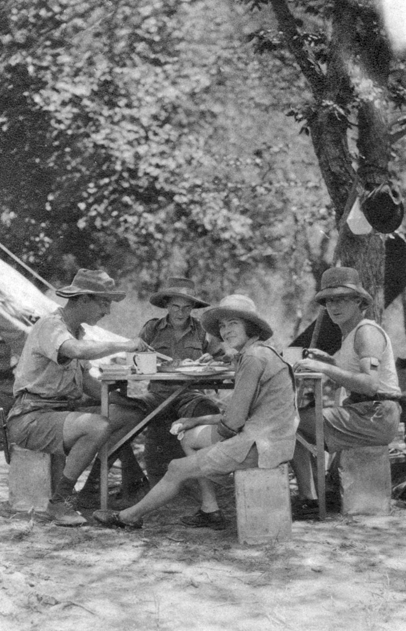 Étkezési idő, Livingstone to Broken Hill, Észak-Rhodesia, 1925 1927. alkotó: Thomas A. Glover