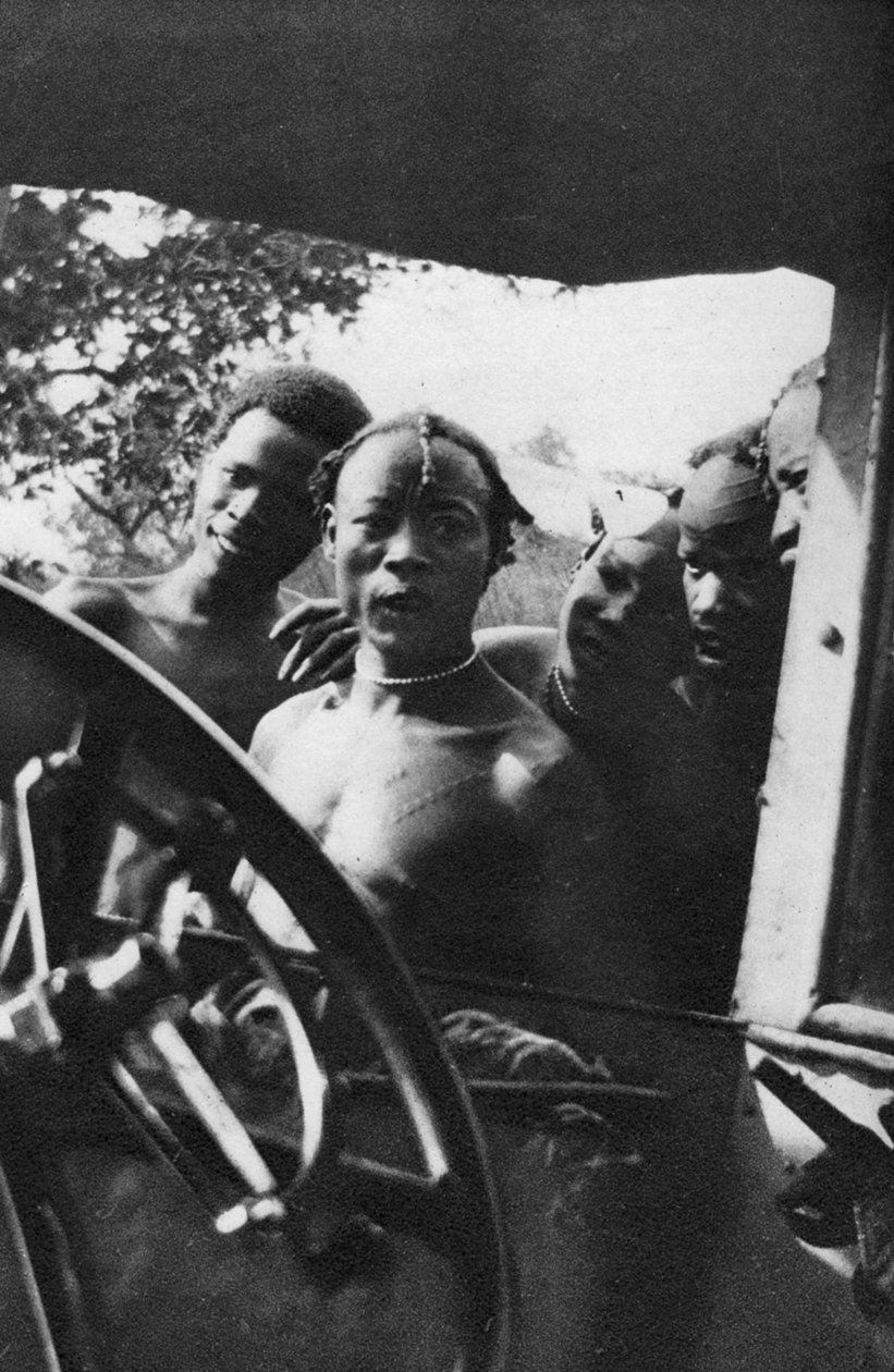 Bennszülött férfiak, akik először látnak fehér nőt, Mongalla és Terrakekka, Szudán, 1925 1927 alkotó: Thomas A. Glover