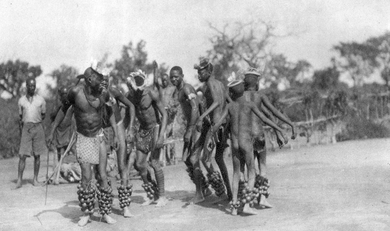 Ugandai táncosok, Dodoma to Mongalla, Uganda, 1925 1927 alkotó: Thomas A. Glover