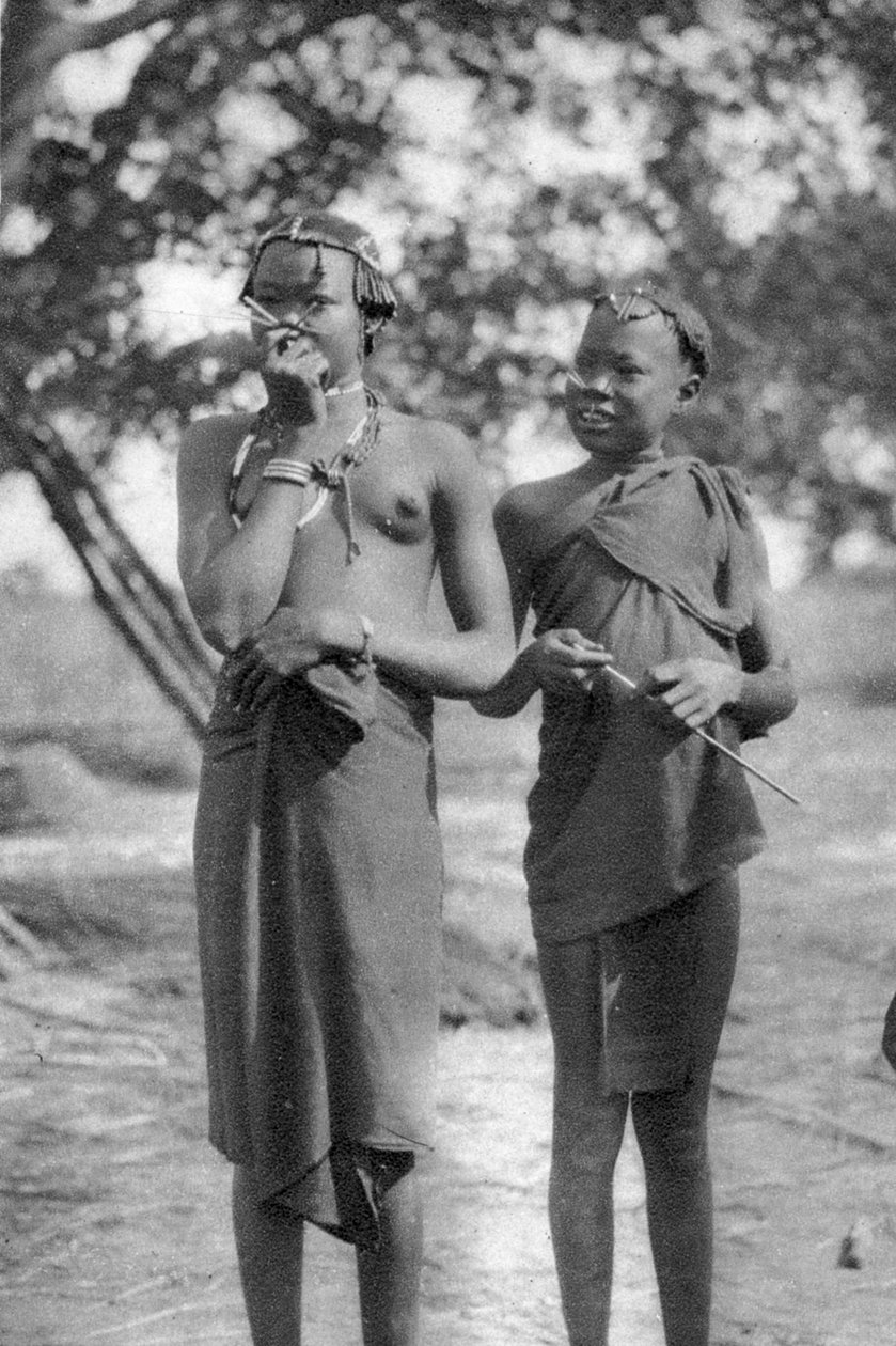 Fiatal lányok botokkal az orrukban és ajkukban, Terrakekka Aweilbe, Szudán, 1925 1927 alkotó: Thomas A. Glover