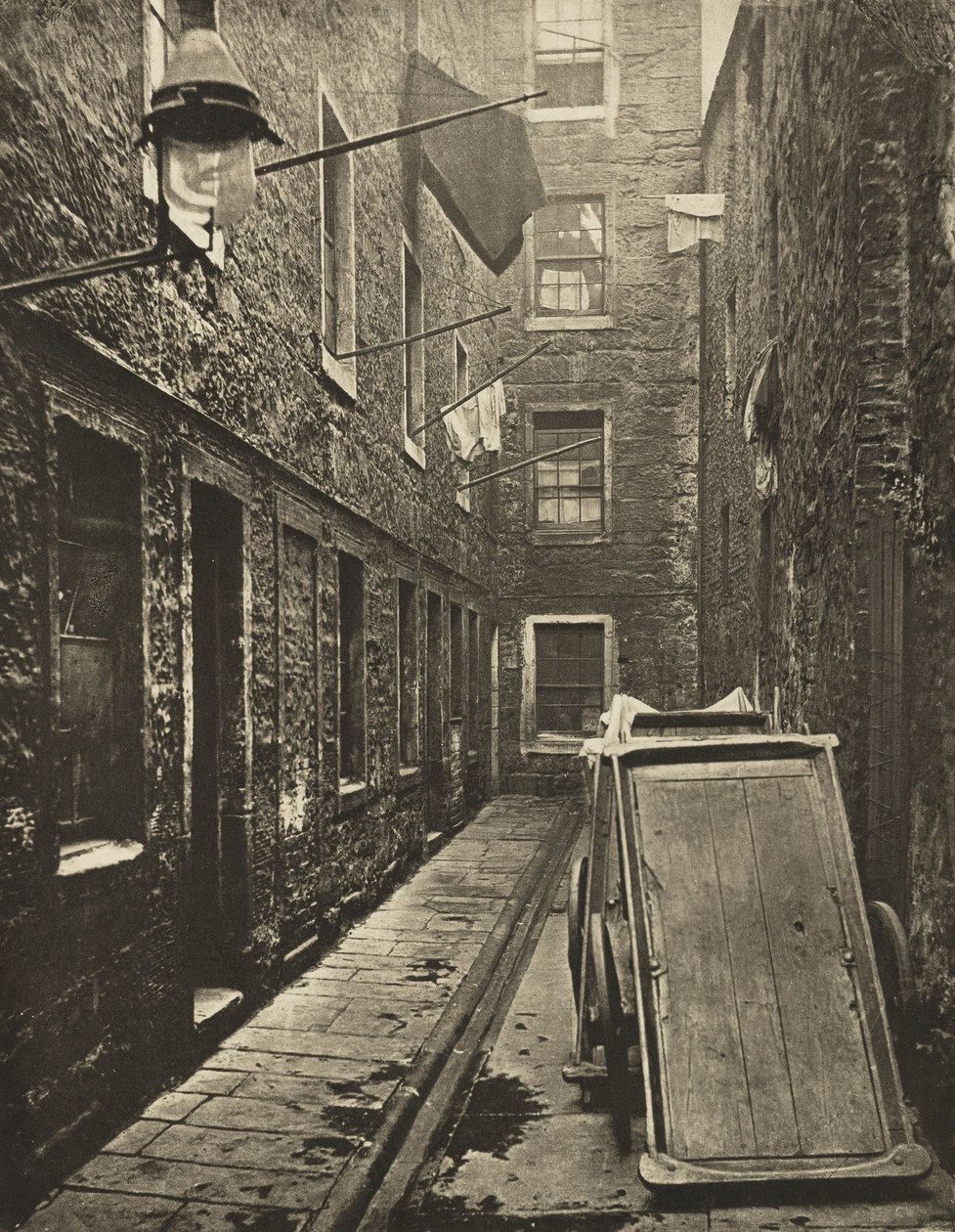 Close No. 136 Saltmarket, 1868. alkotó: Thomas Annan