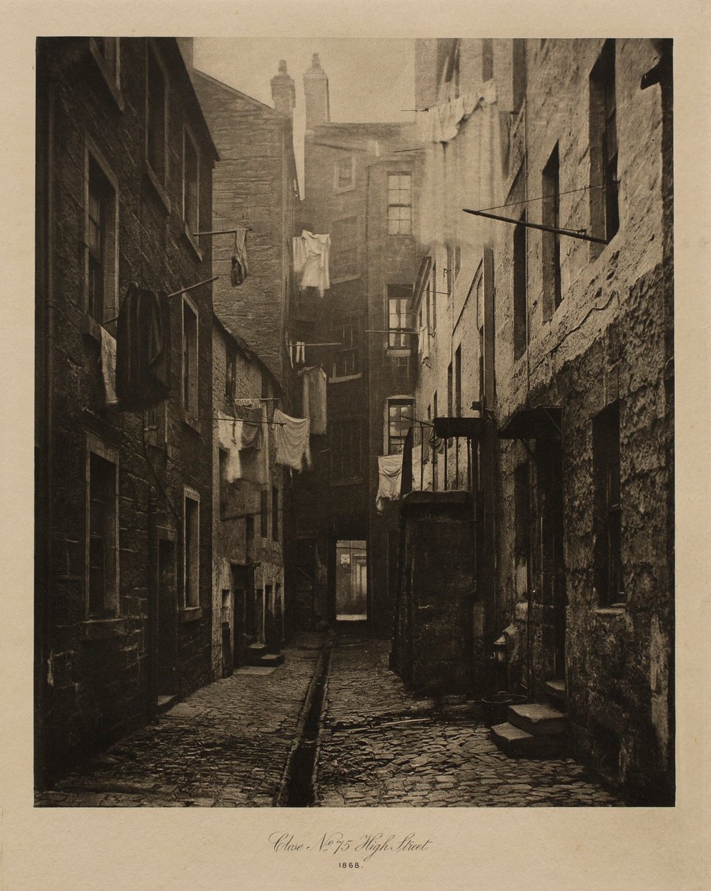 Udvar, High Street 75. (Glasgow) alkotó: Thomas Annan