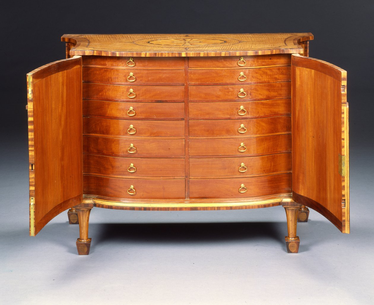 A III. György komód egyike (nyúlfa és királyfa) alkotó: Thomas Chippendale
