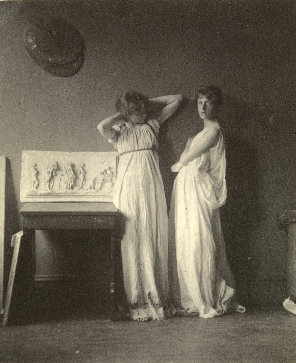 Két női modell klasszikus jelmezben Eakins „Arcadia” szobrával, 1883 körül (platina nyomat) alkotó: Thomas Cowperthwait Eakins