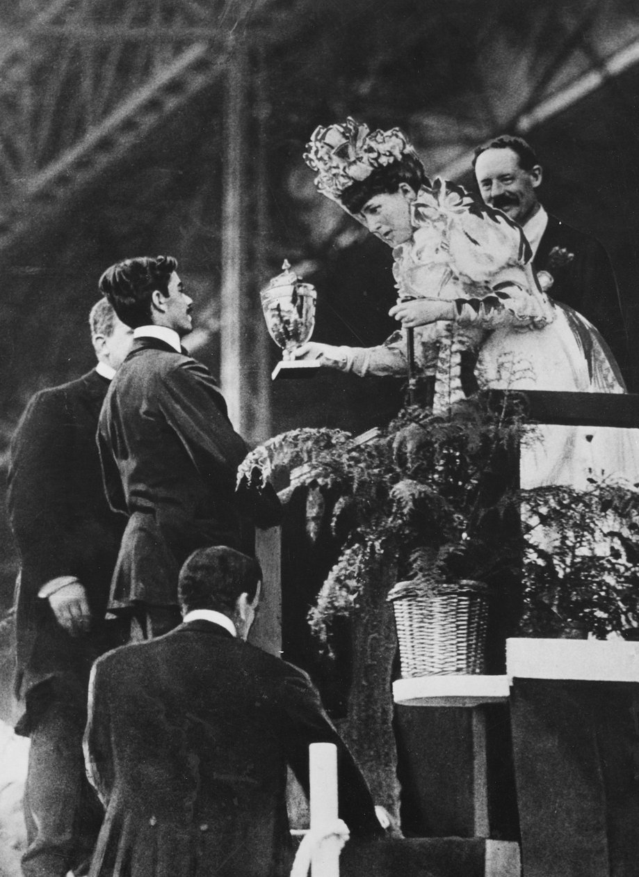 Alexandra királynő különleges kupát adott át Dorandónak, hogy megemlékezzen az 1908. júliusi olimpiai maratoni győzelemért tett nagy erőfeszítéséről. alkotó: Thomas E. and Horace Grant Grant
