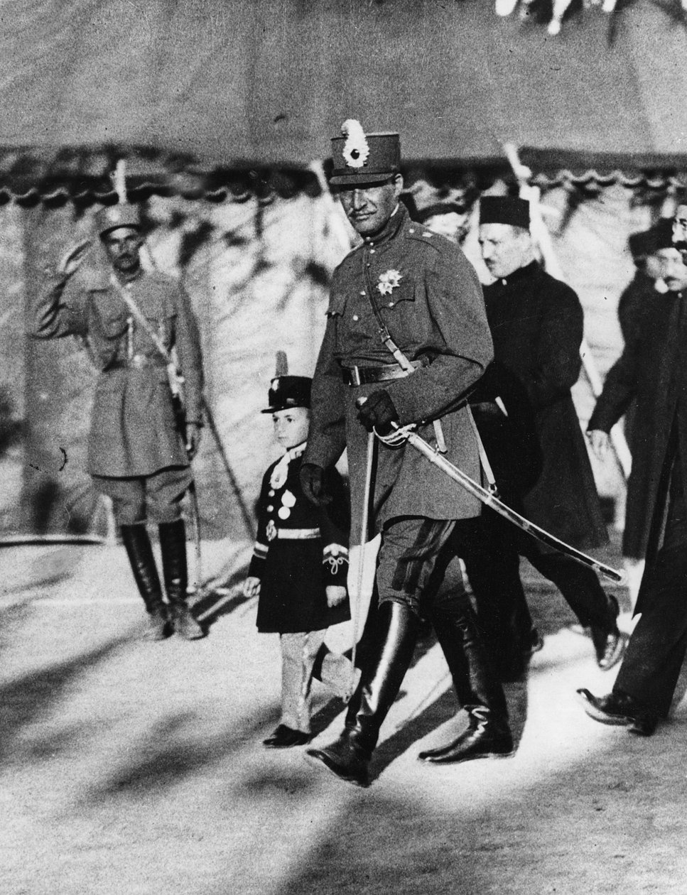 Pahlavi perzsa sah fiával, a koronaherceggel, 1926. április alkotó: Thomas E. and Horace Grant Grant