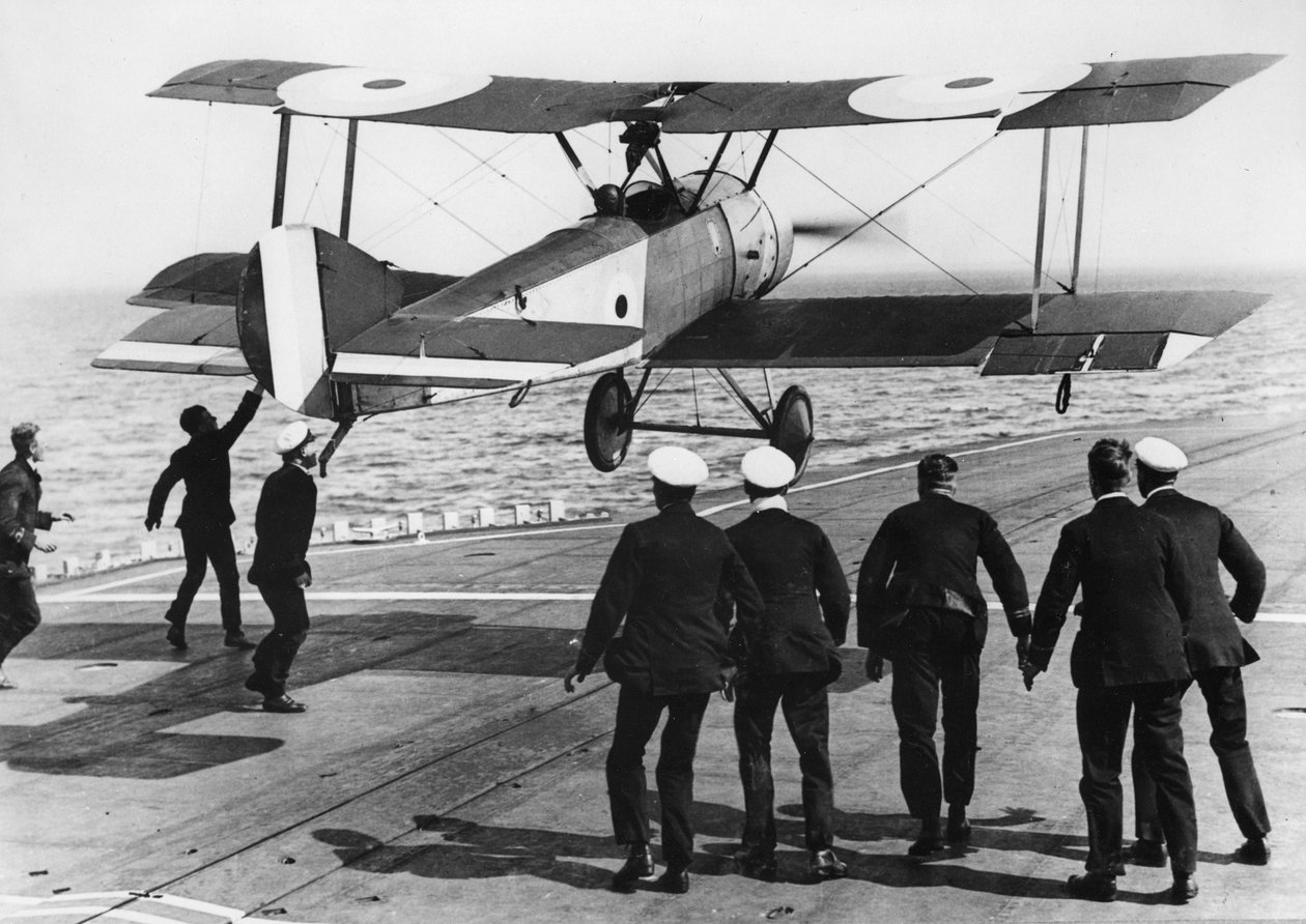Edwin Dunning osztagparancsnok egy Sopwith kölyökkutyával landolt a HMS Furious fedélzetén, 1917. augusztus 2. alkotó: Thomas E. and Horace Grant Grant