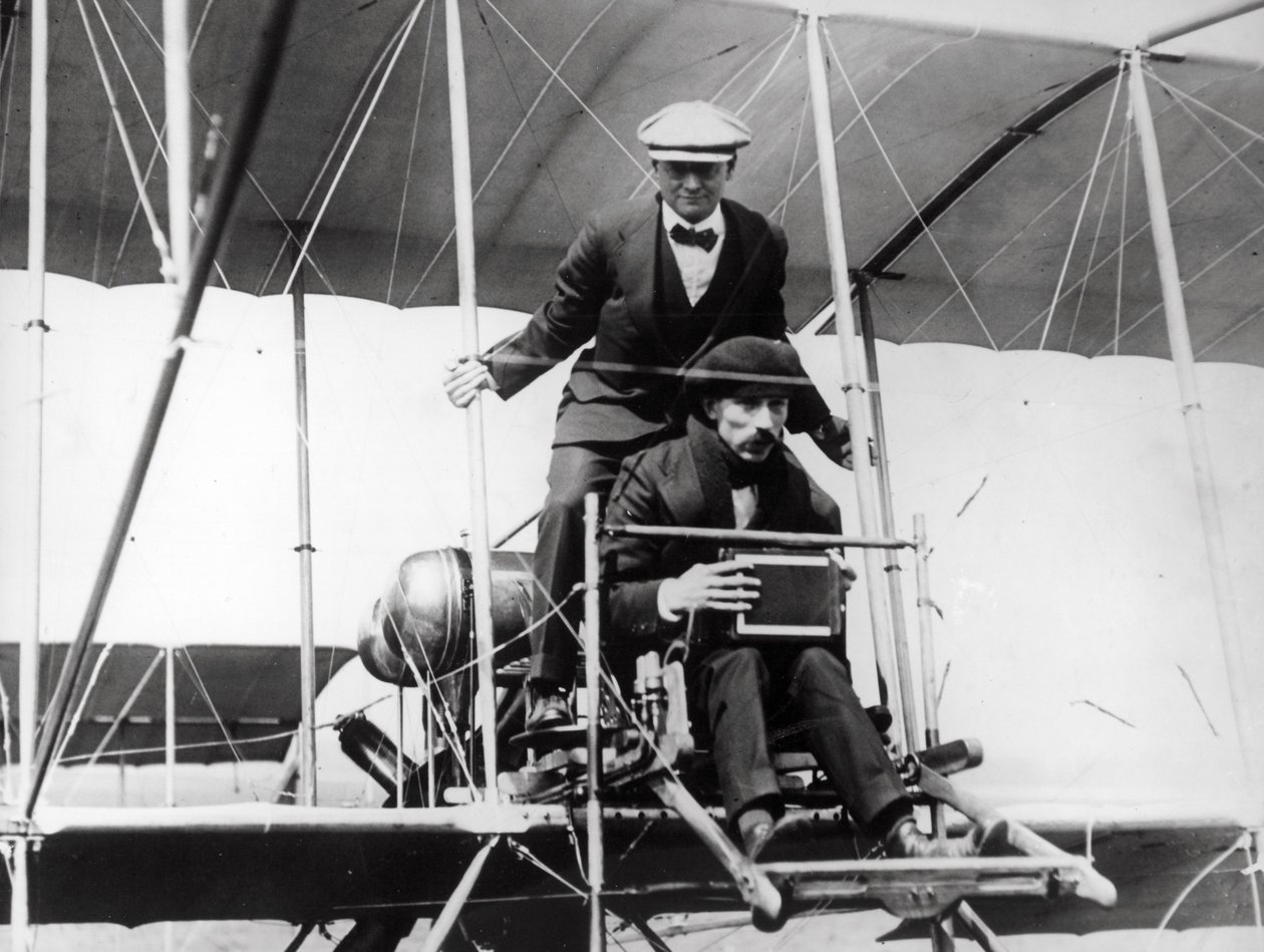 Thomas E. Grant Lewis Turner úrral egy repülő gépben a napfogyatkozás fényképezésére, 1912 alkotó: Thomas E. and Horace Grant Grant