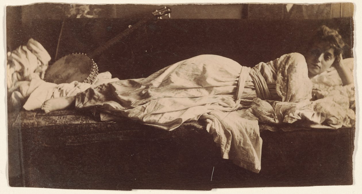 [Blanche Gilroy klasszikus ruhában, banjóval a karján fekve] alkotó: Thomas Eakins