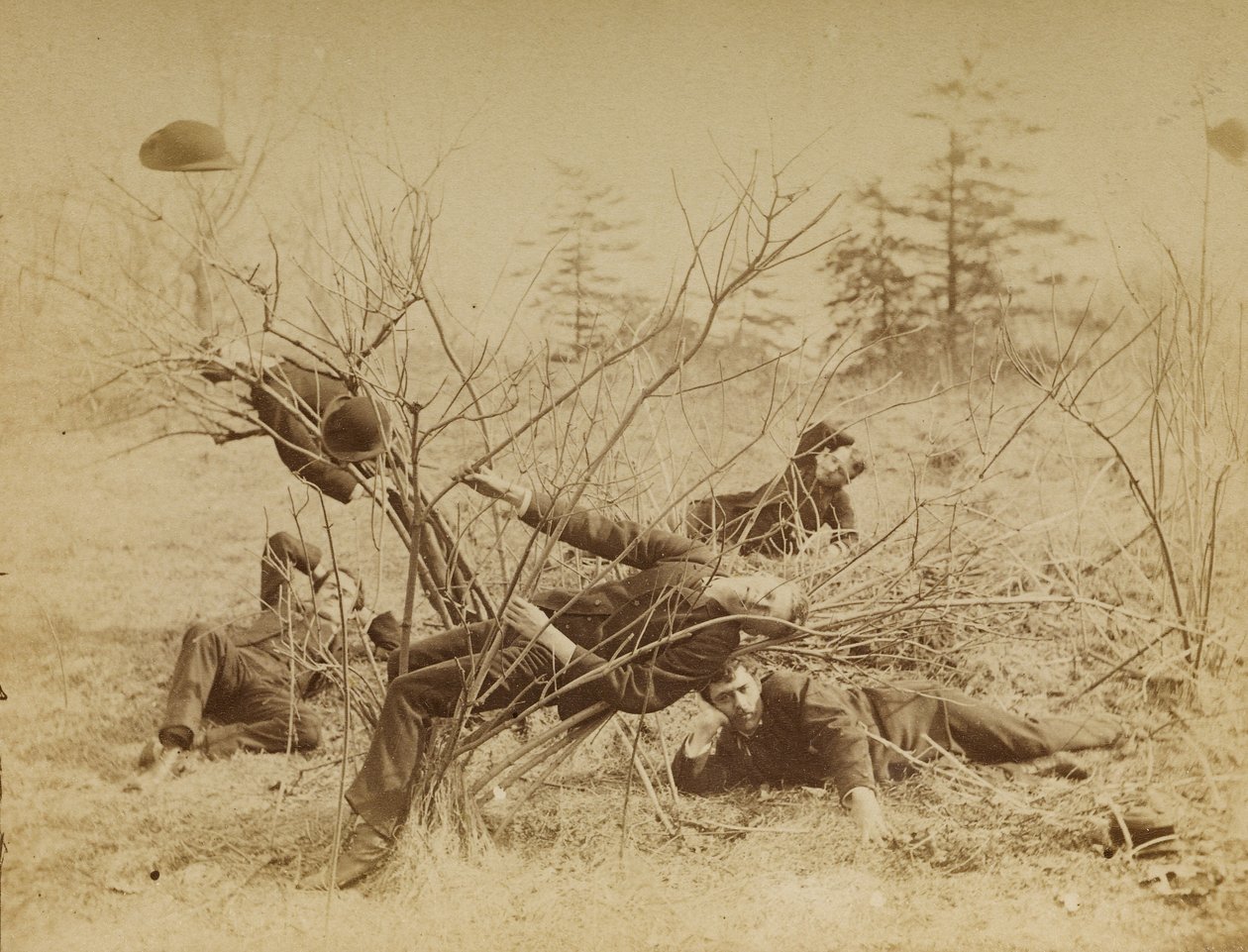 [Négy férfi diák a szabadban heverészve] alkotó: Thomas Eakins