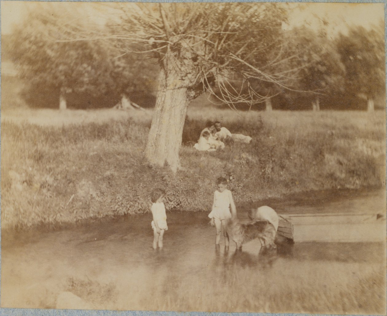 Három gyermek és egy kutya játszik a patakban, 1883. július 4. alkotó: Thomas Eakins