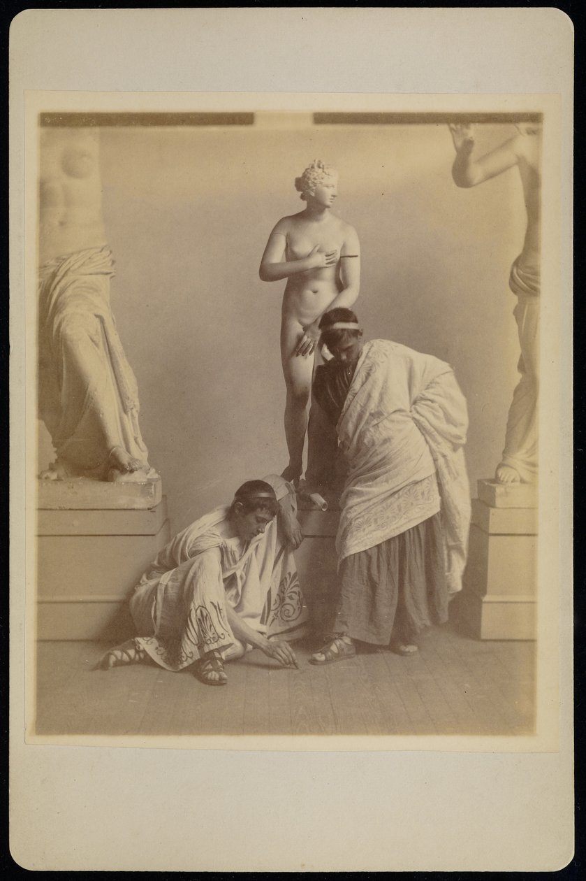 [Két férfi diák görög jelmezben Aphrodité gipszöntvénye előtt a Pennsylvania Akadémia öntőtermében] alkotó: Thomas Eakins