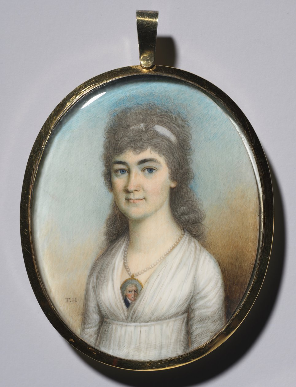 Miniatűrt viselő nő portréja, c. 1780. alkotó: Thomas Hazlehurst