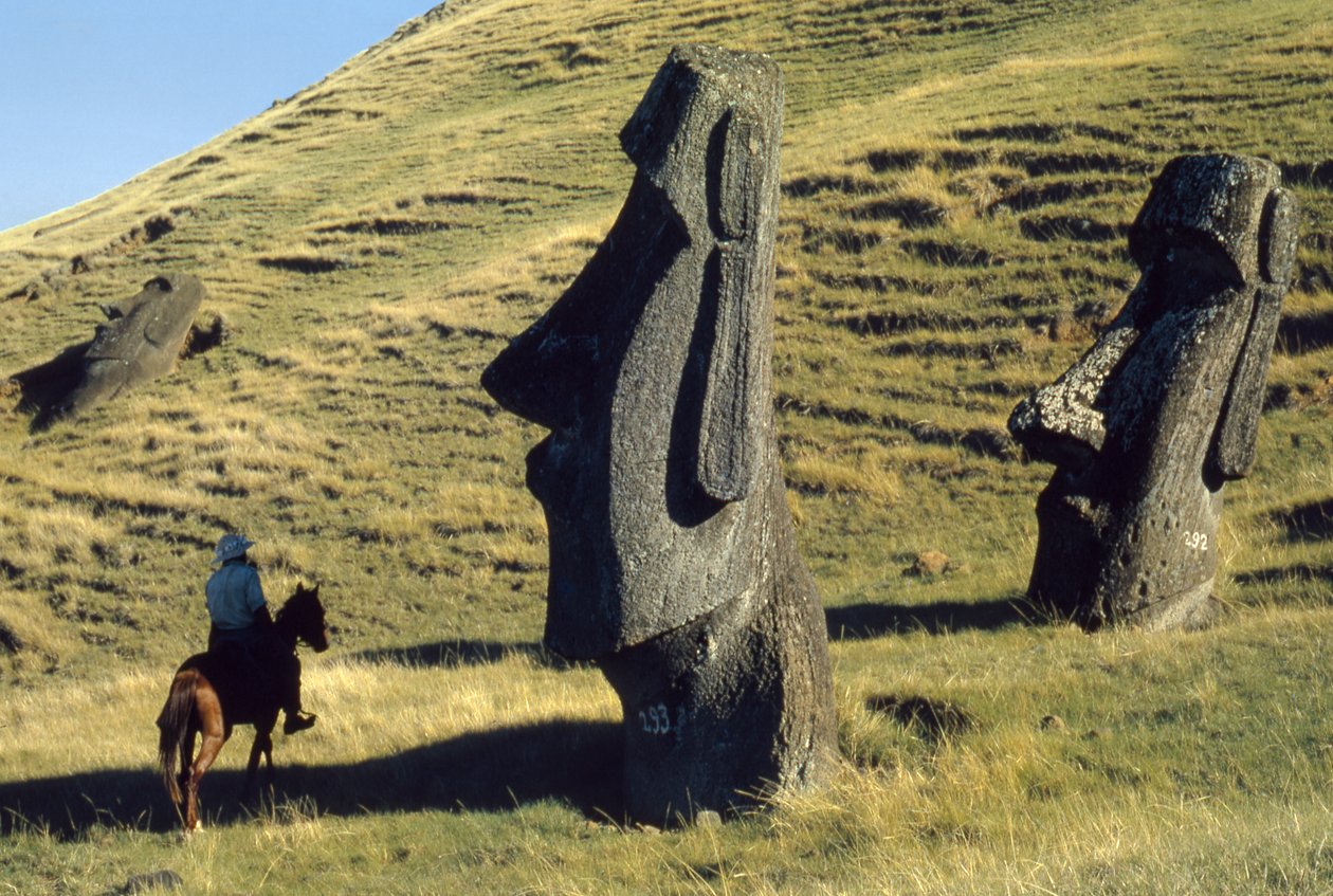 A Húsvét-szigeti monolitok, a moai-ok a vulkanikus tájban ősi őrszemek... alkotó: Thomas J. Abercrombie