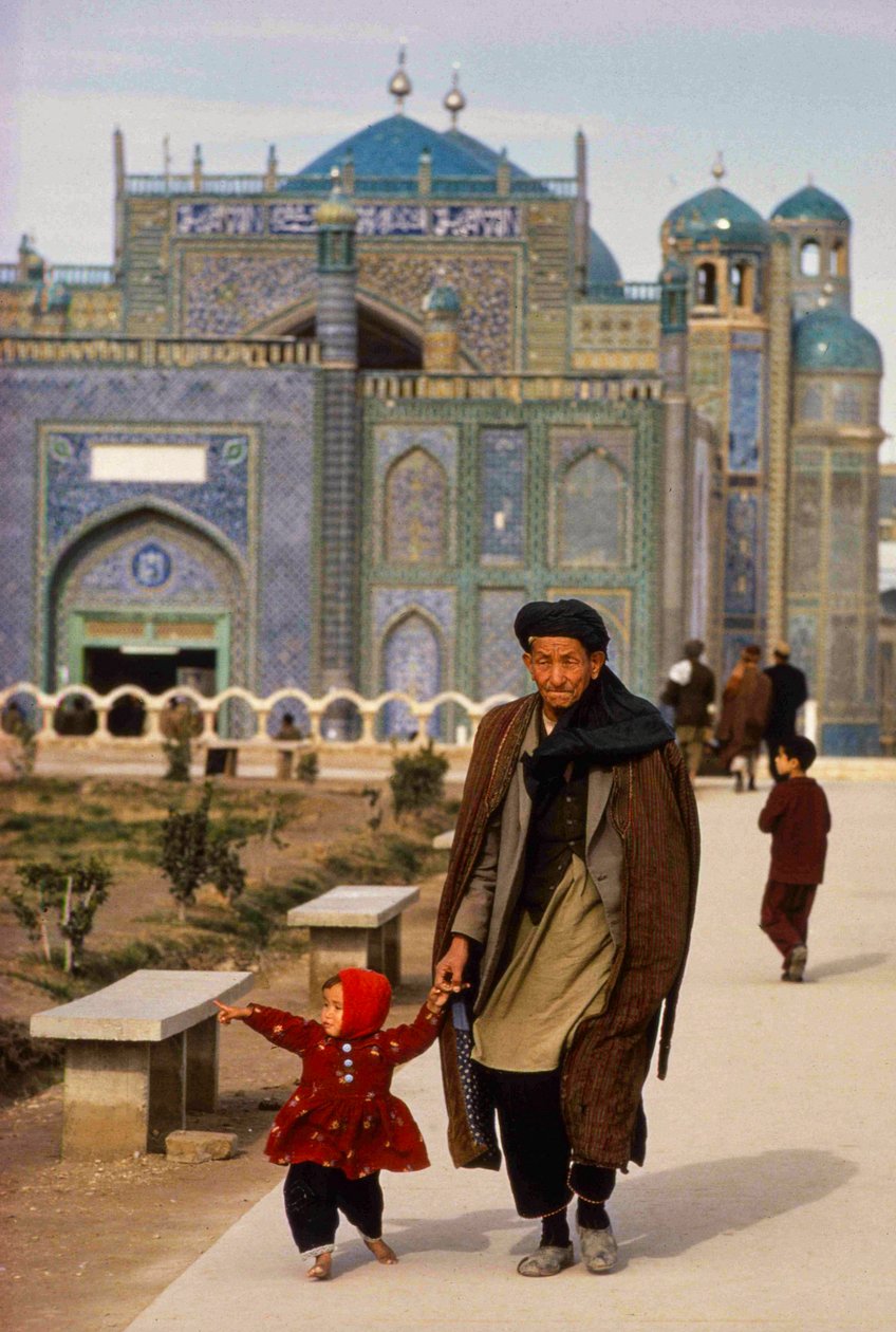 A Mazar-i-Sharif-i mecset és mauzóleum látogatói, a Masjid-e-Kabud, más néven Rawze-e-Sharif... alkotó: Thomas J. Abercrombie