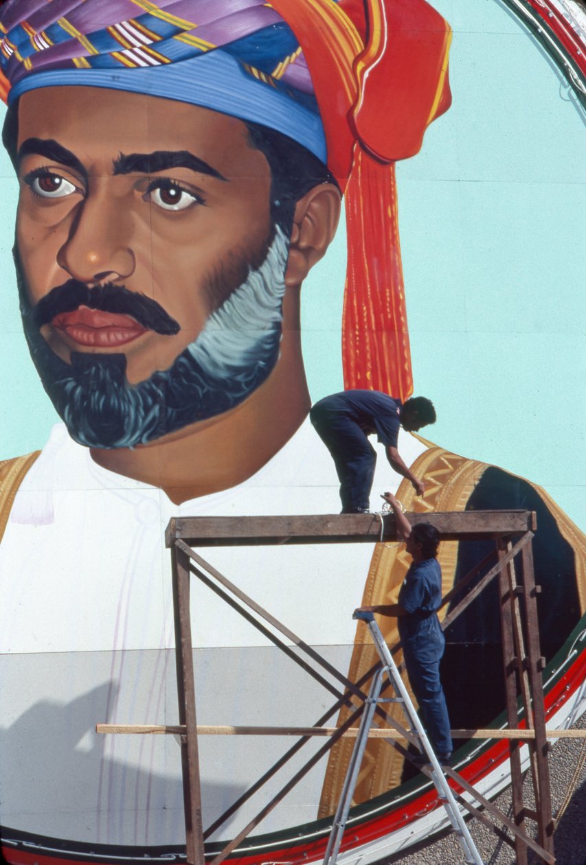 Munkások karbantartják a Qaboos bin Said Al Said, Omán szultánjának óriási freskóját volt szultánja, Qaboos bin Said Al Said... alkotó: Thomas J. Abercrombie