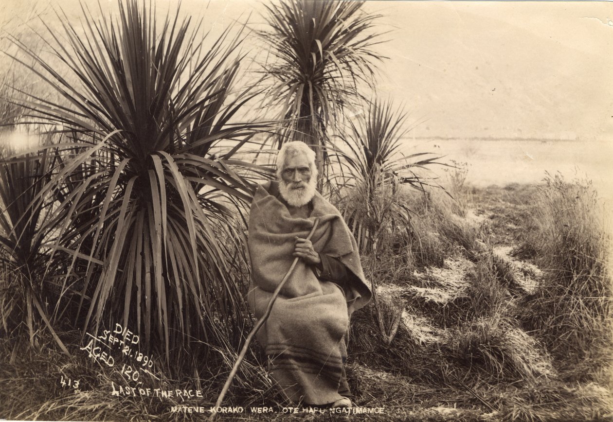 A verseny utolsó tagja, Matene Korako Wera. Ote Hapu Ngatimamoe, 1895 körül (albumnyomat) alkotó: Thomas Muir